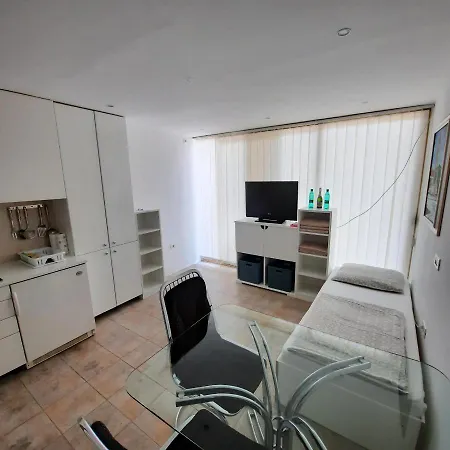 Luka Apartment *
